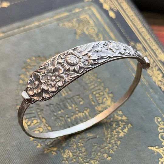 Delyth - Pulsera de plata grabada