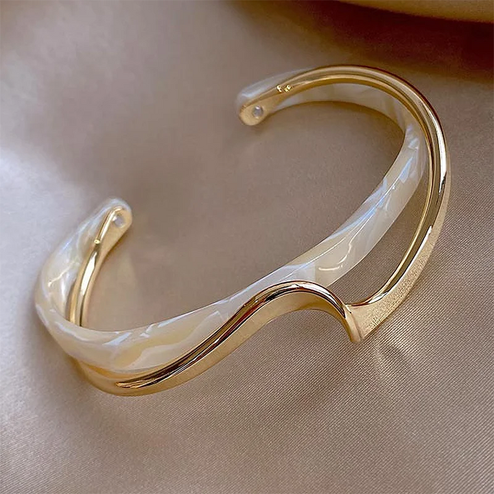 Zariah - Brazalete Abierto con Diseño Ondulado