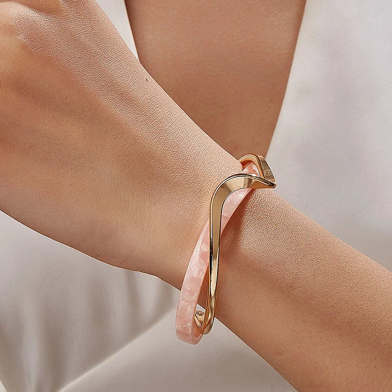 Zariah - Brazalete Abierto con Diseño Ondulado