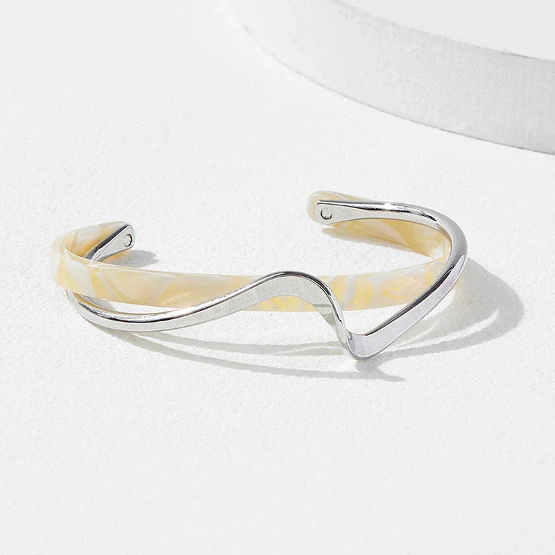 Zariah - Brazalete Abierto con Diseño Ondulado