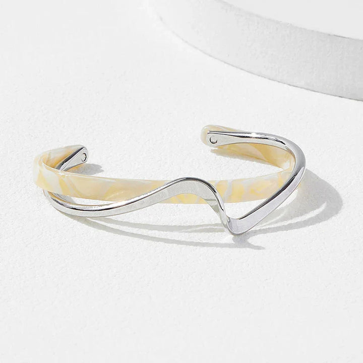 Zariah - Brazalete Abierto con Diseño Ondulado