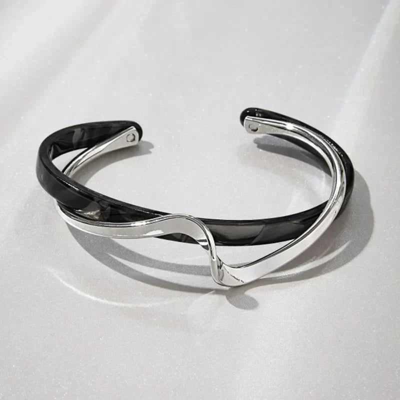 Zariah - Brazalete Abierto con Diseño Ondulado