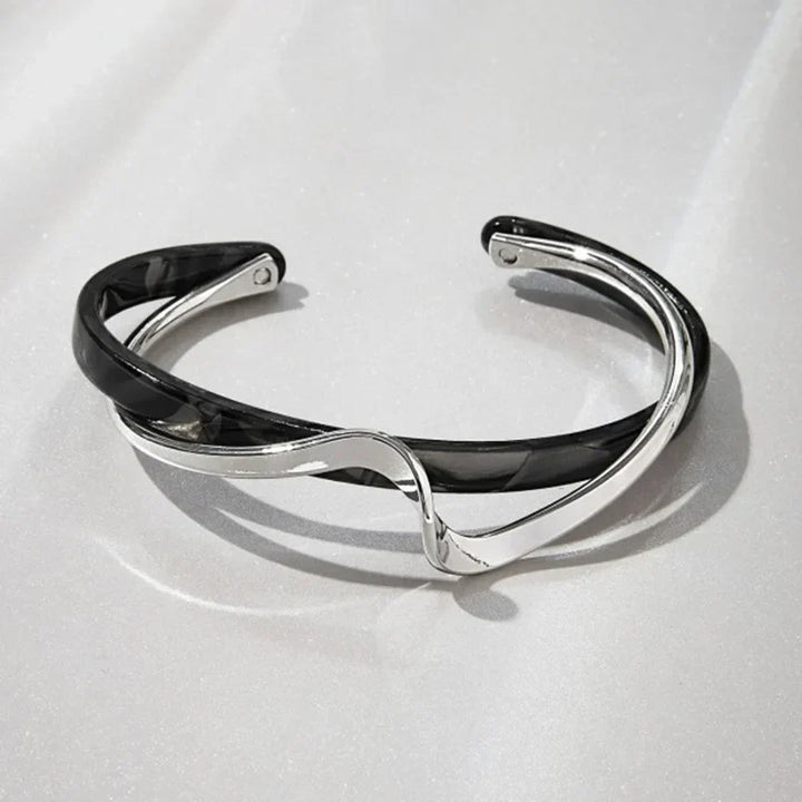 Zariah - Brazalete Abierto con Diseño Ondulado
