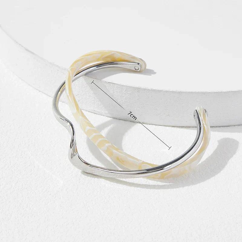 Zariah - Brazalete Abierto con Diseño Ondulado
