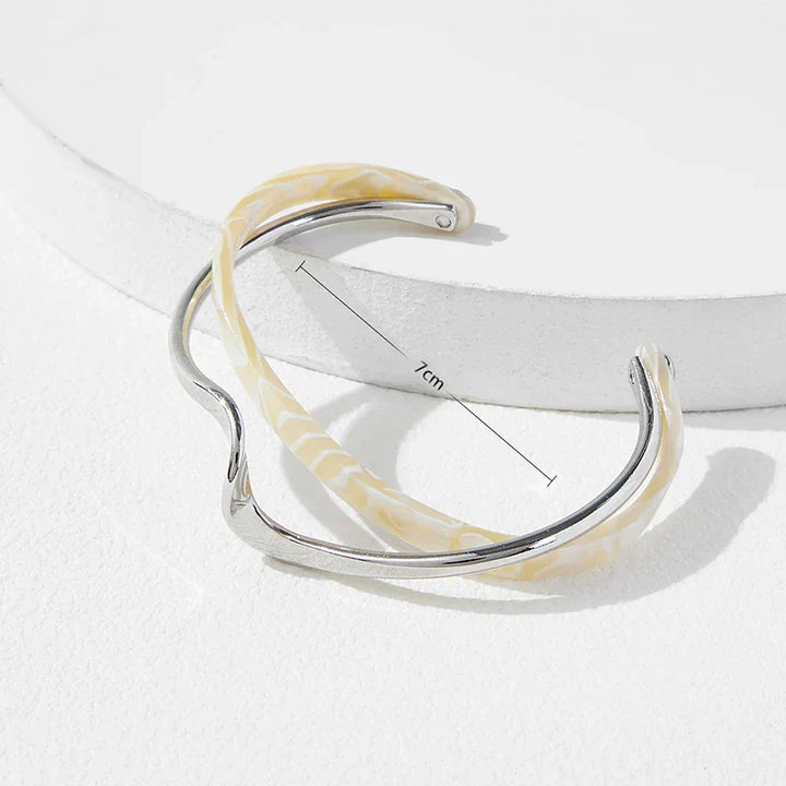 Zariah - Brazalete Abierto con Diseño Ondulado