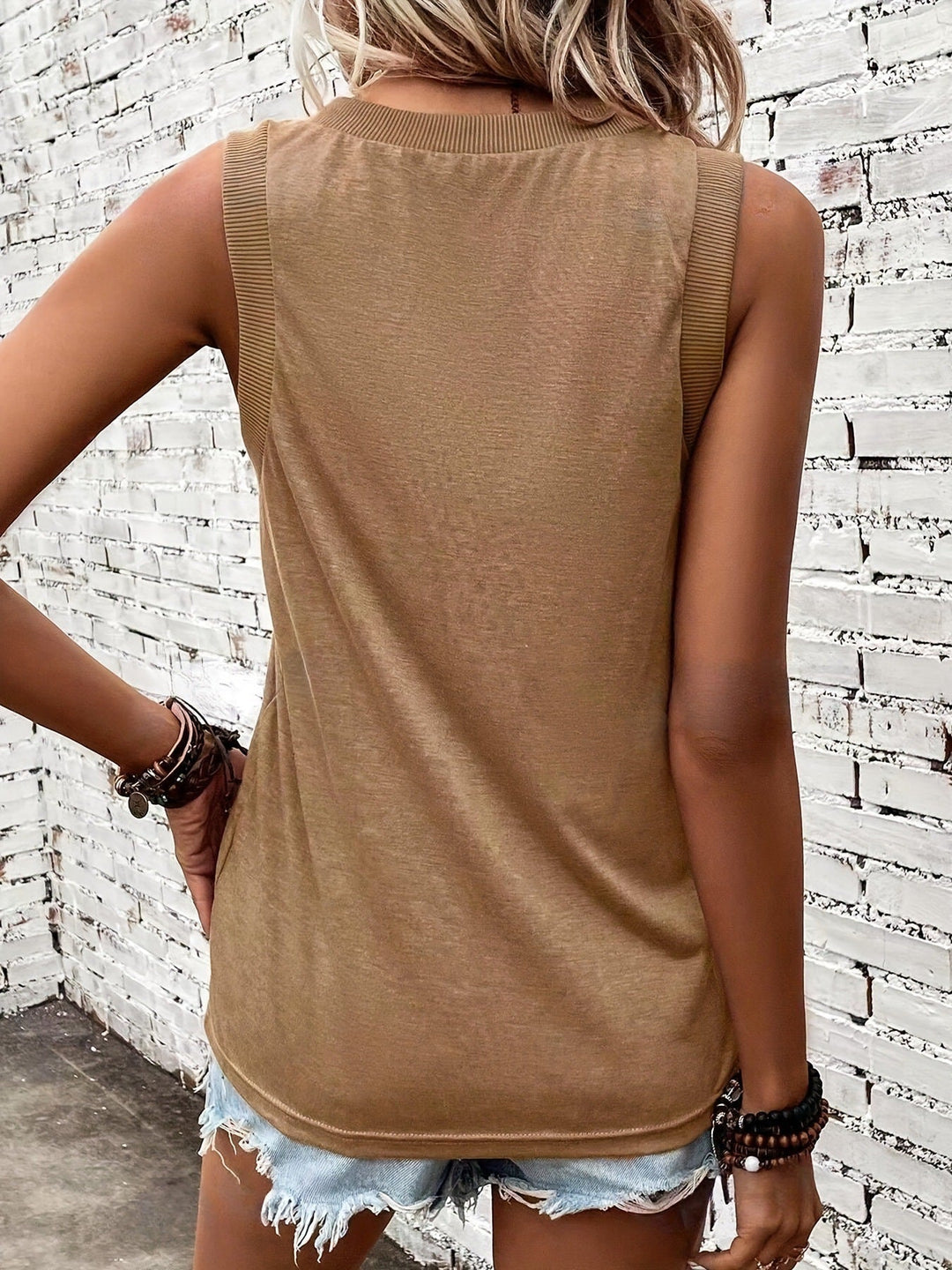 Megan - Playera suave al tacto con escote corazón