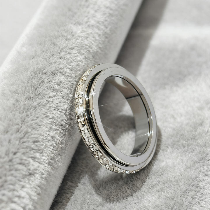 Valira - Anillo con Banda de Cristal Elegante