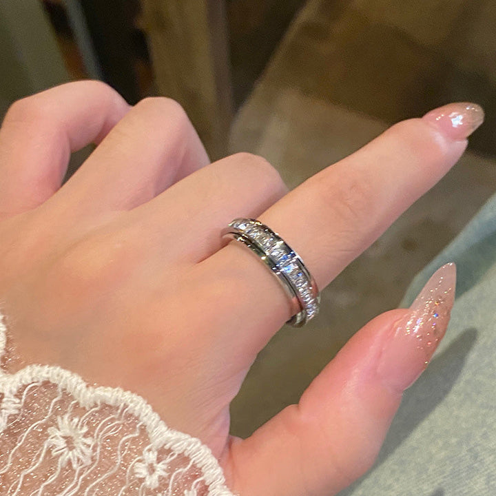 Valira - Anillo con Banda de Cristal Elegante